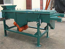 碳鋼加裝料斗的雙層直線振動篩。